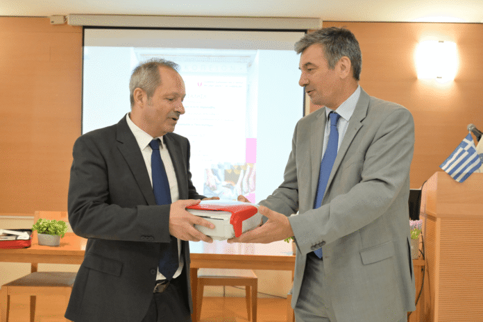 Η ΕΚΕ δώρισε αυτόματο απινιδωτή στο Χαροκόπειο Πανεπιστήμιο, ενισχύοντας την πρόληψη και την εκπαίδευση στην καρδιοπνευμονική αναζωογόνηση.