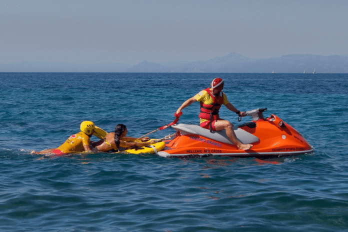 Δράση του Ερυθρού Σταυρού για την ασφάλεια στο νερό σε παιδιά της κατασκήνωσης του Δήμου Αθηναίων με διασώσεις και εκπαίδευση.