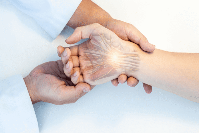 Μάθετε ποιες καλοκαιρινές δραστηριότητες μπορεί να προκαλέσουν ή να επιδεινώσουν το σύνδρομο καρπιαίου σωλήνα και πώς να προστατευτείτε.