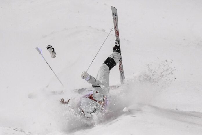 Μάθετε πώς το ψύχος επηρεάζει τους τραυματισμούς στα χειμερινά σπορ και πώς να προστατευτείτε με σωστή προετοιμασία και εξοπλισμό.