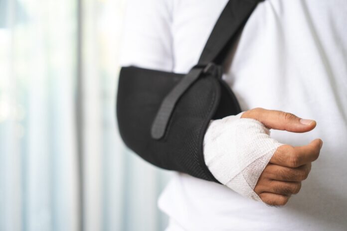 Πώς το κάπνισμα επηρεάζει τα οστά και αυξάνει τον κίνδυνο καταγμάτων. Τι δείχνουν οι μελέτες και πώς μειώνεται ο κίνδυνος.