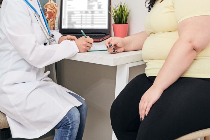 Παχυσαρκία: Πότε προτιμώνται φάρμακα και πότε η μεταβολική χειρουργική. Τι δείχνουν οι μελέτες για την απώλεια βάρους και τις επιπλοκές.