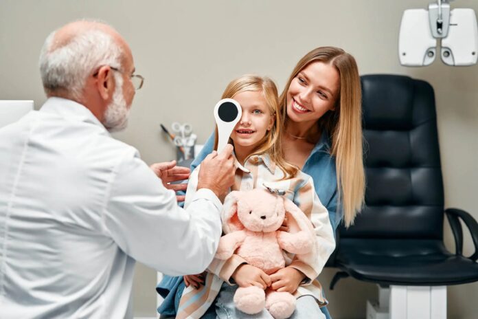 Η έγκαιρη εξέταση όρασης στα παιδιά προλαμβάνει σοβαρά προβλήματα και συμβάλλει καθοριστικά στη σχολική απόδοση και ανάπτυξη.