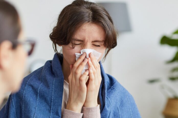 Αλλεργία ή κρυολόγημα; Μάθετε τις βασικές διαφορές και πότε τα συμπτώματα χρειάζονται αξιολόγηση από γιατρό.