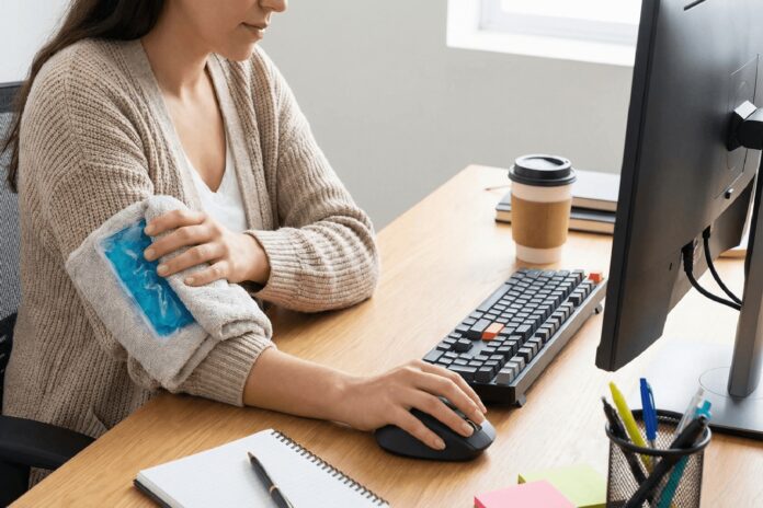 Πόνος στον αγκώνα από χρήση υπολογιστή; Δείτε αίτια, συμπτώματα, πρόληψη και αποτελεσματικές λύσεις αντιμετώπισης.