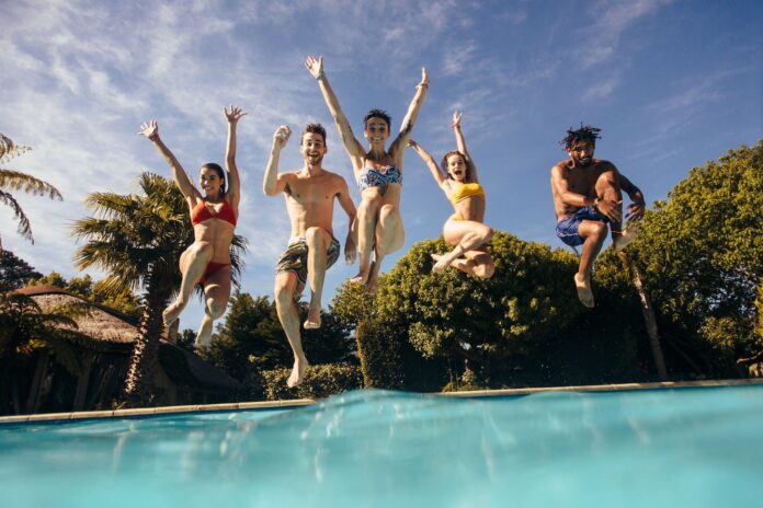 Καύσωνας, ήλιος, λοιμώξεις και τσιμπήματα: οι βασικοί κίνδυνοι του καλοκαιριού και τα μέτρα πρόληψης για ασφαλείς διακοπές.