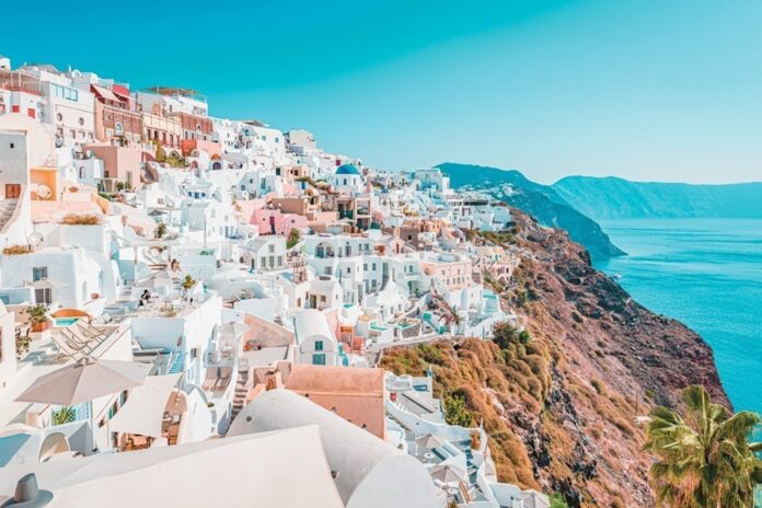 Σκαλοπάτια, καλντερίμια και λάθος παπούτσια επιβαρύνουν γόνατα και ισχία. Πώς να προστατεύσετε τις αρθρώσεις σας στις διακοπές.