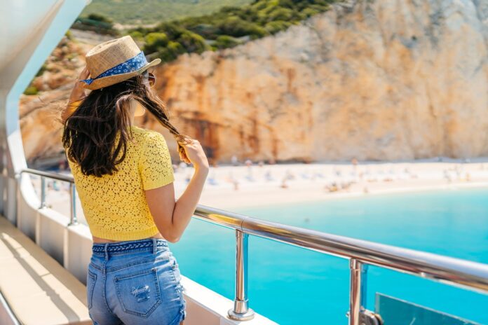 Κρουαζιέρα και υγεία: Τι να προσέξετε για φάρμακα, ναυτία, υγιεινή, ήλιο και συμπτώματα ώστε να ταξιδέψετε με ασφάλεια.