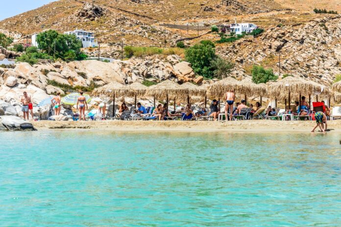 Πώς η πολύωρη παραμονή στην ξαπλώστρα επιβαρύνει μέση και αυχένα και ποιες απλές κινήσεις προστατεύουν τη σπονδυλική στήλη.