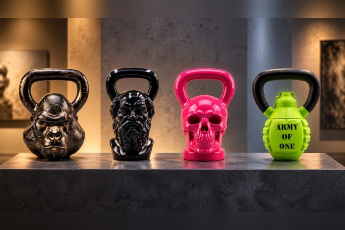 Η έκθεση Weights of Art του Έννιου-Έρωτα Γιώγου μετατρέπει το kettlebell σε γλυπτό, εξερευνώντας τη δύναμη, την αυτοεικόνα και το βάρος.